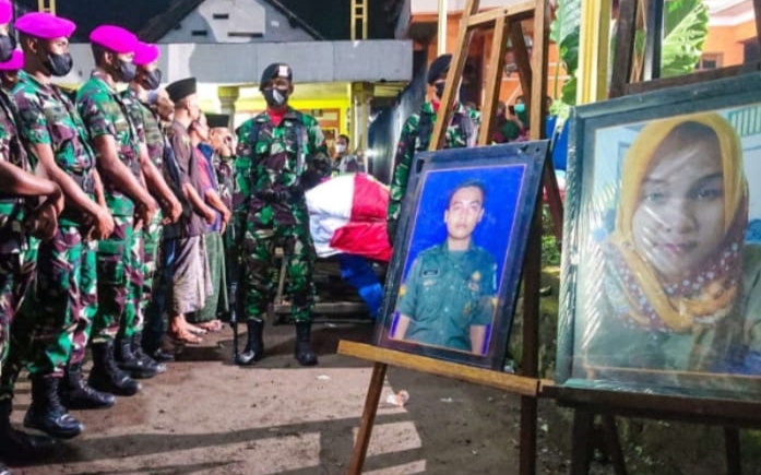 Isak Tangis Sambut Jenazah Sertu Eka Andriyanto dan Sri Lestari, Korban Serangan KKB Papua