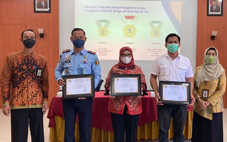 Lapas Surabaya menerima piagam penghargaan peringkat kedua di bidang pengelolaan anggaran negara.