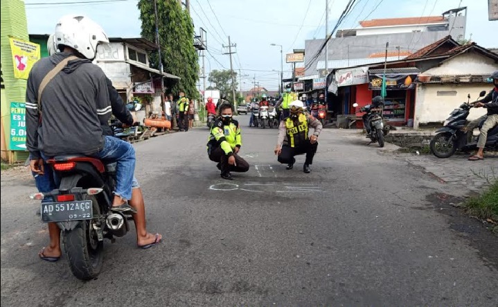 Petugas melakukan olah TKP di lokasi kejadian.