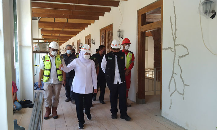 Gubernur Jawa Timur, Khofifah Indar Parawansa, bersama Bupati Ngawi, Ony Anwar Harsono, saat berada di Benteng Pendem Van Den Bosch.