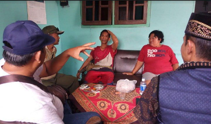 Sumiati warga Dusun Kendalan, Desa/Kecamatan Semboro, Jember, diduga menjadi korban gendam laki-laki yang bertamu ke rumahnya memberi keterangan didampingi suami.