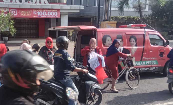Gaet Dukungan, Caleg PDIP Gresik Bersama Tim Gama Bagi-Bagi Nasi Bungkus