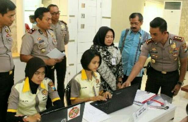 INOVATIF: Kapolresta Sidoarjo AKBP Muh Anwar Nasir menunjukkan layanan SKCK Online kepada Deputi Pelayanan Publik Kementerian PAN-RB Diah Natalisa, di Mapolresta Sidoarjo, Kamis (6/10) lalu. foto: istimewa