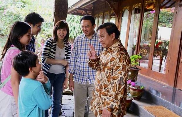 ?
Wakil Gubernur Basuki Tjahaja Purnama atau Ahok bersama keluarga sedang berkunjung ke kediaman Ketua Dewan Pembina Gerindra Prabowo Subianto di Bukit Hambalang, Sabtu 1 Februari 2014. Sumber dan foto: Tempo
