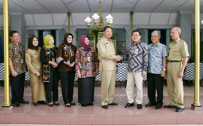 Kepala Dinas Peternakan dan Kesehatan Hewan Kabupaten Malang saat foto bersama Kepala Pusvetma.