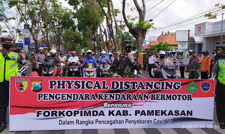 Bupati Pamekasan Bersama Forkopimda Launching Penerapan Marka Physical Distancing di Traffic Light