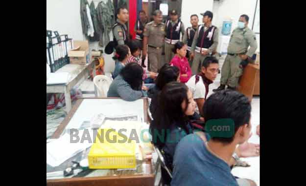Petugas Dinas Satpol PP ketika mendata para pelanggar Perda. foto: SYUHUD/ BANGSAONLINE