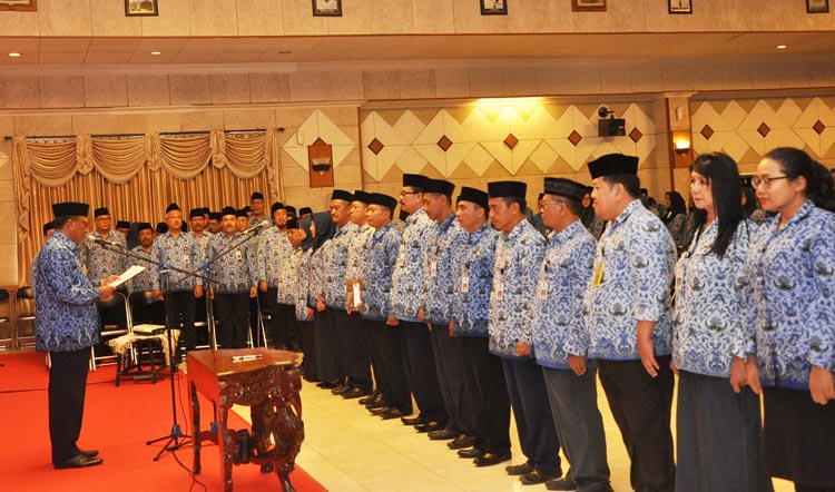 Bupati Sambari saat mengambil sumpah jabatan 375 pejabat. foto: ist.