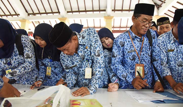 BAHAGIA: Sejumlah PNS Sidoarjo sedang antri mengambil SK kenaikan pangkat, di Pendopo Delta Wibawa, Senin (25/3). foto: ist