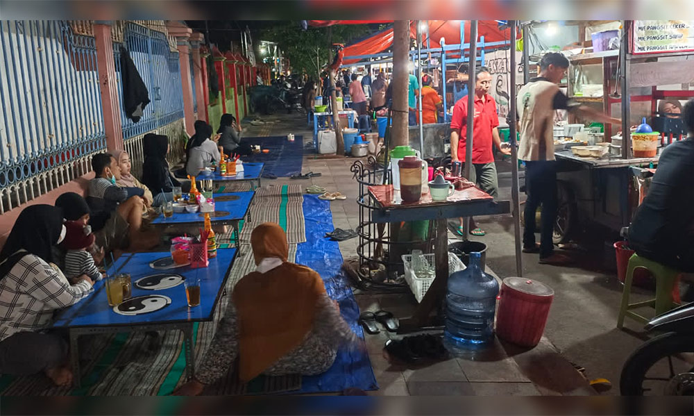 Lokasi Kartini Street Food yang strategis di tengah kota dan berdekatan dengan Taman Lokomotif menjadikan kawasan ini ramai pengunjung di setiap malamnya. 