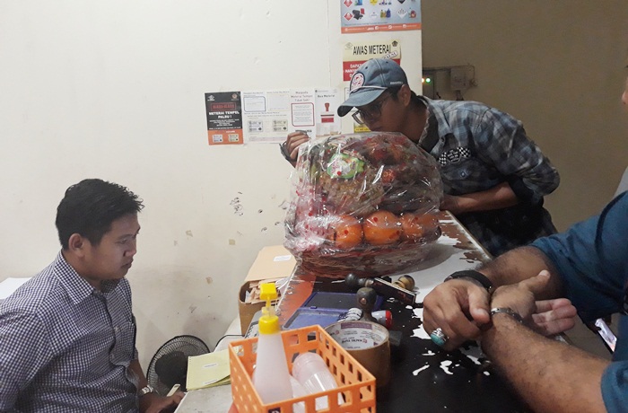 Eksponen Aktivis '98 Surabaya mengirimi buah-buahan dan suplemen via kantor pos untuk Wasekjen Partai Demokrat, Andi Arief. Foto: DIDI ROSADI/BANGSAONLINE