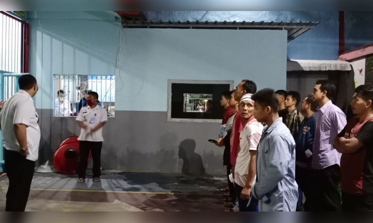 Belasan napi Lapas Klas II B Blitar yang dibebaskan lebih awal mendapatkan pengarahan terlebih dahulu.