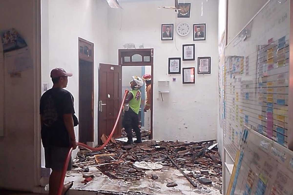 Diduga Korsleting, Kantor Unit PNM Mekar Syariah di Trowulan Mojokerto Terbakar