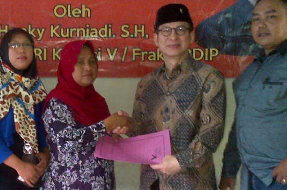Penyerahan simbolis bantuan PIP.