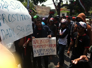 PKL demo di depan gedung DPRD Kota Kediri.