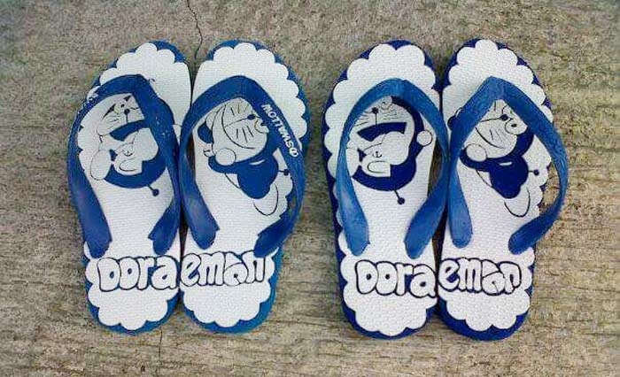 Salah satu contoh hasil karya seni ukirnya di sandal jepit.