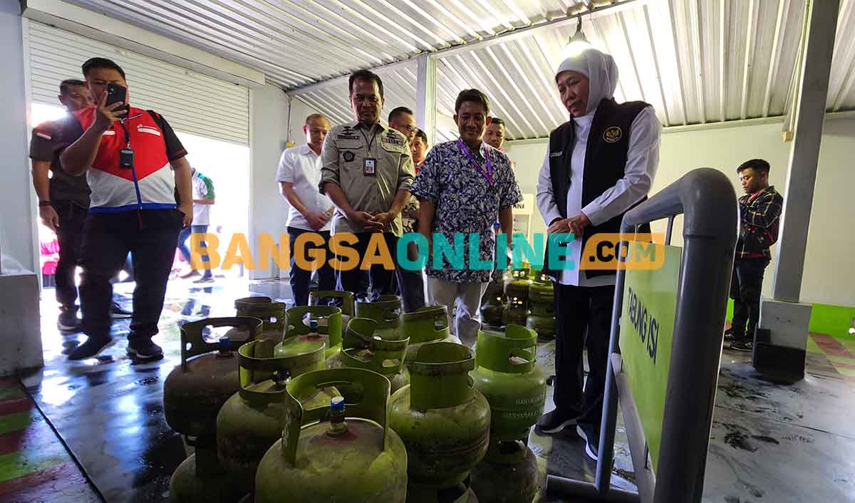 Gubernur Khofifah saat sidak di pangkalan dan agen LPG 3 kg di Surabaya. Foto: DEVI FITRI AFRIYANTI/BANGSAONLINE