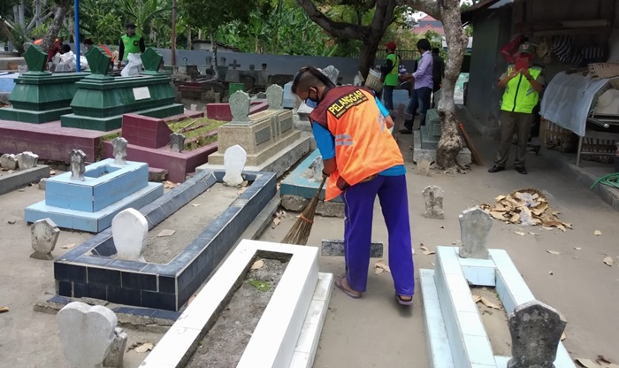 Terjaring Razia Yustisi di Kota Kediri, Puluhan Pelanggar Dihukum Bersihkan Makam Umum