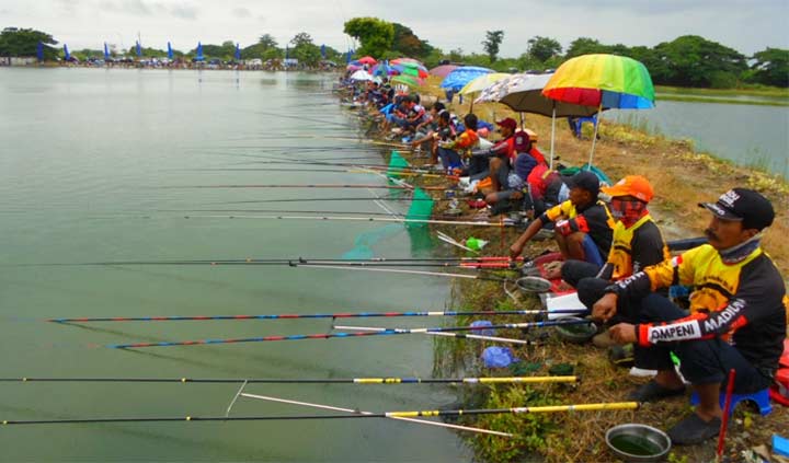 Para peserta lomba mancing yang diadakan Polsek Sidayu sedang menunggu umpannya disambar.
