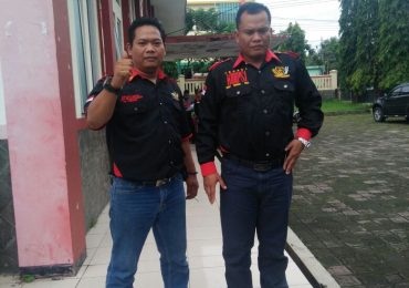 Ketua Umum LSM Penjara, Rudy Hartono dan anggota LSM usai keluar dari kantor Kejaksaan Pasuruan