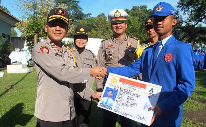 Polres Blitar beri SIM Gratis pada 16 millennial berprestasi.
