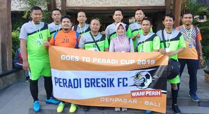Tim futsal DPC Peradi Gresik ketika tiba di Bali. foto: SYUHUD/ BANGSAONLINE