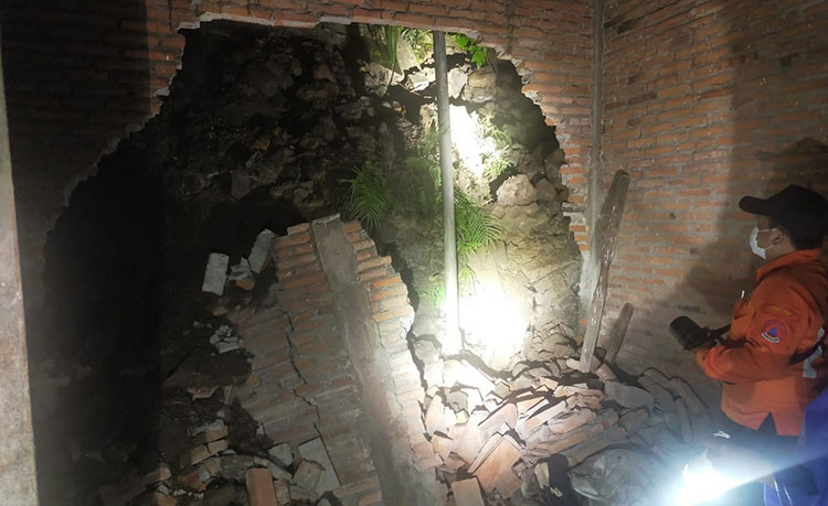 Diguyur Hujan Lebat, Plengsengan Penahan Jalan Longsor Timpa Rumah Penduduk di Kediri