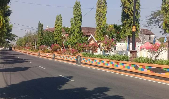 Bunga kertas, bunga soka, bougenville hiasi Kota Madiun.