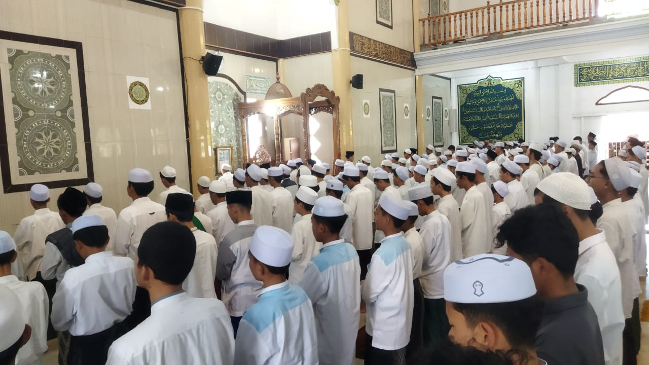 Kiai Asep Pimpin Salat Gaib untuk Korban Banjir Sumatra dan Aceh
