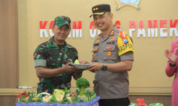 Dandim 0826/Pamekasan Letkol Inf M. Efendi M.S mendapat potongan tumpeng dari Kapolres Pamekasan AKBP Teguh Wibowo.