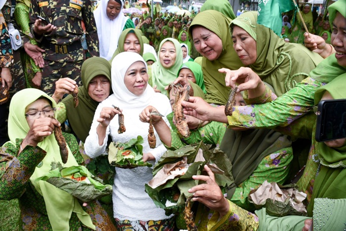 Khofifah Inisiasi Rekor Muri Makan Lele Bersama Terbanyak