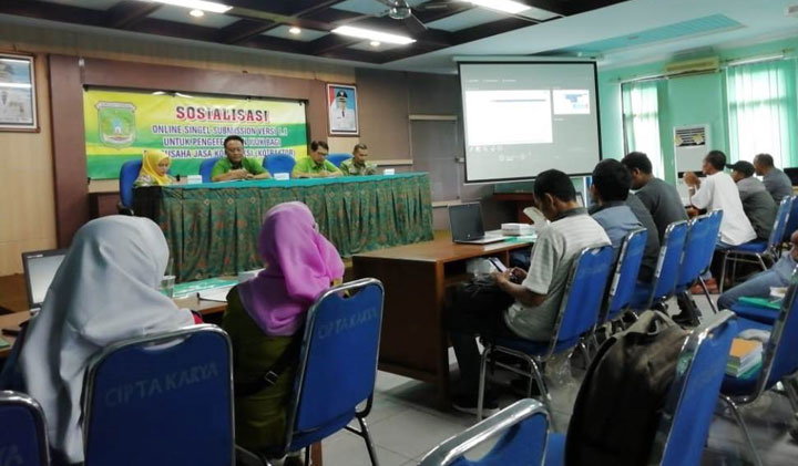 Sosialisakan OSS versi 1.1 pada penyedia jasa di gedung pertemuan lantai II, Kamis (09/01).