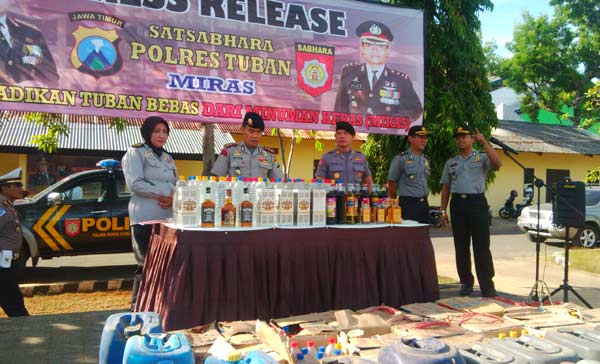 Kapolres Tuban saat menunjukkan barang bukti miras dari berbagai kemasan mulai botol hingga jerigen. (foto: suwandi/BANGSAONLINE)