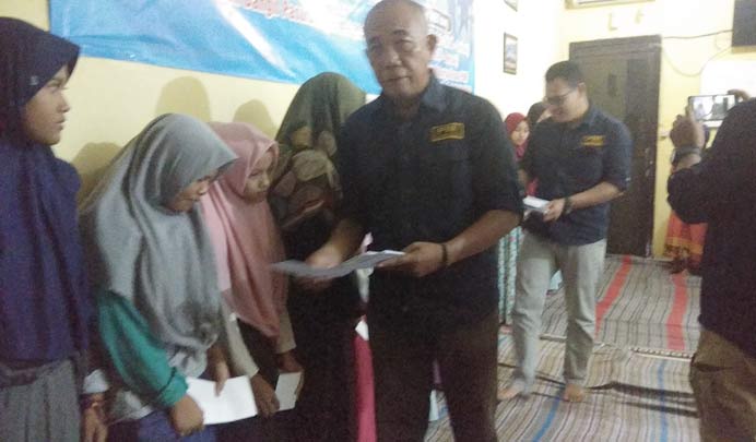Pengurus PWI Lamongan saat memberikan santunan kepada anak-anak yatim piatu.