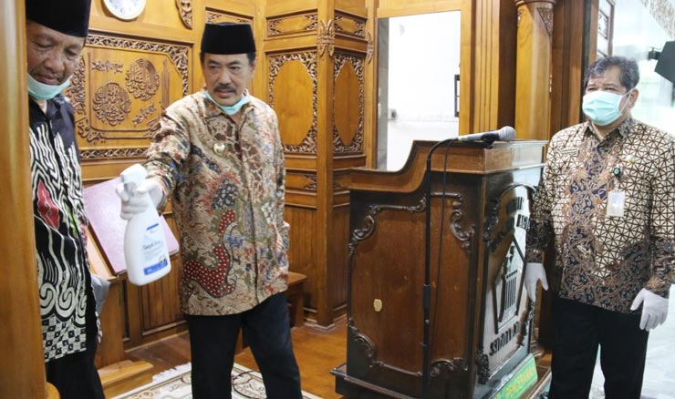 CEGAH VIRUS: Wabup Nur Ahmad ikut menyemprotkan disinfektan di Masjid Agung Sidoarjo, Kamis (19/3). foto: ist