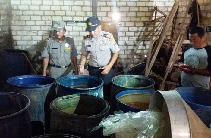 Kapolsek Semanding AKP Desis Susilo saat penggerebekan rumah pemroduksi miras di Desa Tegalagung.