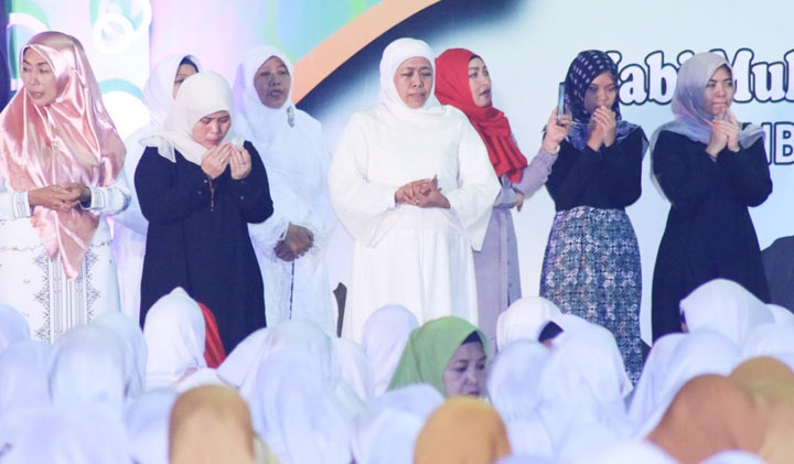 Gubernur Khofifah Indar Parawansa (tengah) saat peringatan Maulid Nabi Muhammad SAW.