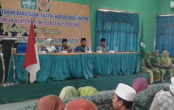 DARI KIRI: KH Iskandar, KH. Abdul Hamid Wahid, Pj Bupati Situbondo Zainal Muhatadie. foto: hadi prayitno/BANGSAONLINE