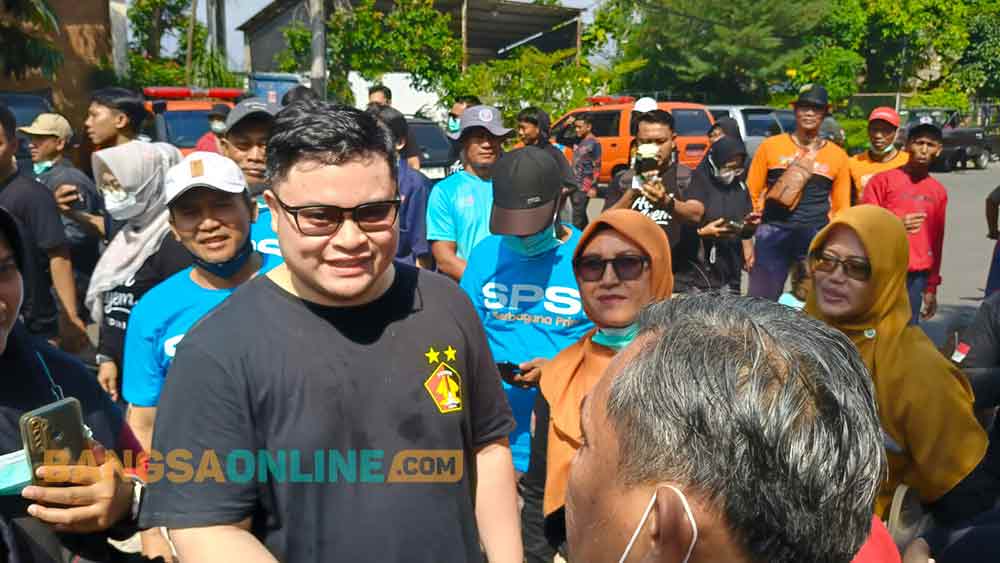 Ribuan Warga Bantu Bersihkan Kantor Pemkab, Bupati Kediri: Kita Bersama Jaga Rumah Rakyat