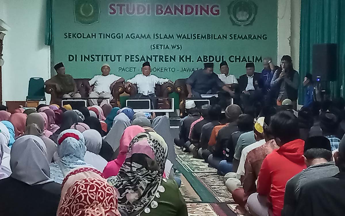 Pengasuh Pondok Pesantren Amanatul Ummah, Prof. Dr. K.H. Asep Syaifuddin Chalim M.A. saat memberi pesan kepada ratusan relawan.
