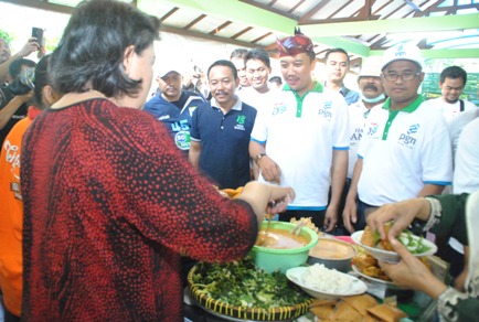 SARAPAN - Disela-sela jalan bersama, Menpora menyempatkan sarapan di warung pecel di ketabang kali didampingi Direktur Harian Bangsa, HM Mas'ud Adnan (baju biru) dan General Manager PGN, Wahyudi Anas (paling kanan). foto: Satria/BANGSAONLINE