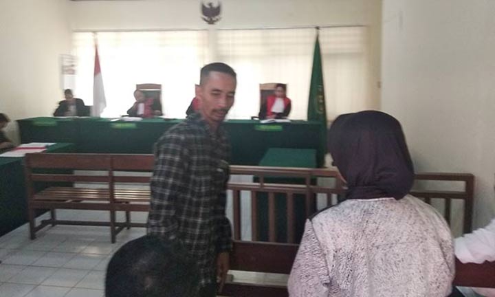 Terdakwa Bambang, oknum anggota Satpol PP Sidoarjo saat sedang meminta maaf ke ibu korban.