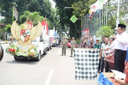 Bupati Sidoarjo H Saiful Ilah saat melepas peserta Kirab Pemilu Damai, di depan Pendapa Delta Wibawa Sidoarjo, Sabtu (15/3/2014). foto H Daryanto/BANGSAONLINE