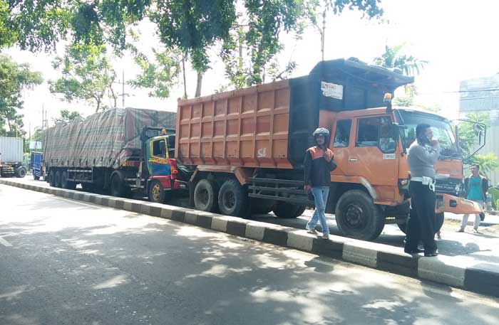 Truk trailer saat hendak dievakuasi. foto: RONY S/ BANGSAONLINE