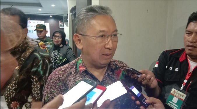 Penasehat KPK Budi Santoso saat diwawancarai sejumlah wartawan di Pemkab Situbondo. foto: MURSIDI/ BANGSAONLINE