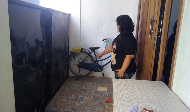 Korban curanmor Evi menunjukan lokasi parkir motornya yang raib karena dicuri maling.