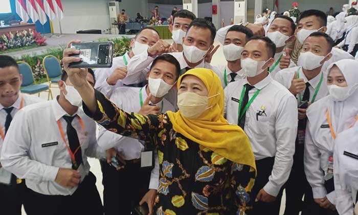Gubernur Jawa Timur, Khofifah Indar Parawansa, saat swafoto dengan Peserta Latsar CPNS.