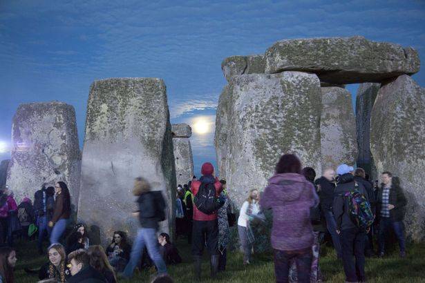 Puluhan Ribu Wisatawan Nikmati Matahari Terbit di Stonehenge