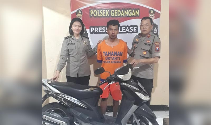 Tersangka diamankan di Mapolsek Gedangan beserta barang bukti.