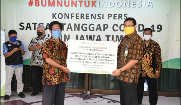 Direktur Teknik dan Pengembangan Petrokimia Gresik Arif Fauzan menyerahkan bantuan secara sombolis. foto: ist.